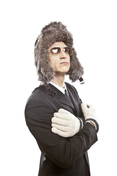 Jovem atraente vestindo elegante terno preto, óculos de sol e chapéu russo — Fotografia de Stock