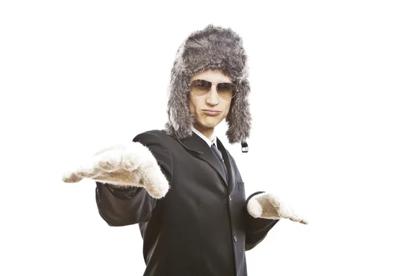 Ελκυστικό νεαρό άνδρα που φοράει κομψό μαύρο κοστούμι, γυαλιά ηλίου και ρωσική καπέλο — Φωτογραφία Αρχείου