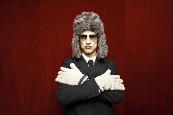 Atrakcyjny młody człowiek ubrany w elegancki garnitur czarny, okulary przeciwsłoneczne i kapelusz rosyjski — Zdjęcie stockowe