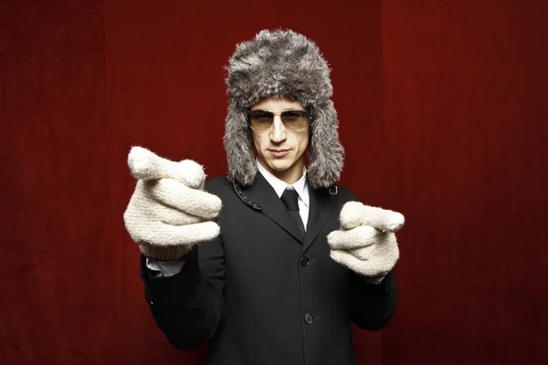 Attraente giovane uomo che indossa elegante abito nero, occhiali da sole e cappello russo — Foto Stock