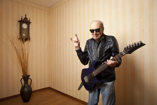 Moda cool anciano hombre con guitarra eléctrica — Foto de Stock