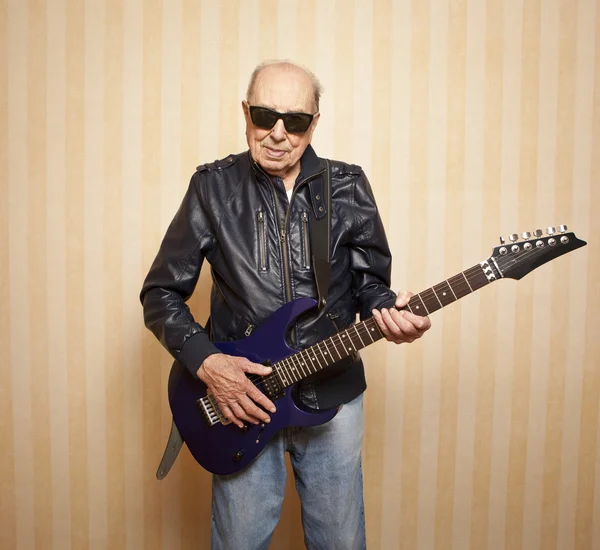 Cool mode äldste man med gitarr — Stockfoto