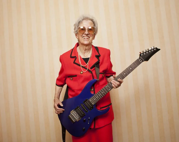 Cool signora anziana di moda con chitarra elettrica — Foto Stock