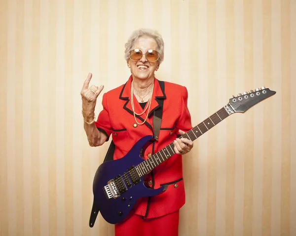 Cool signora anziana di moda con chitarra elettrica — Foto Stock