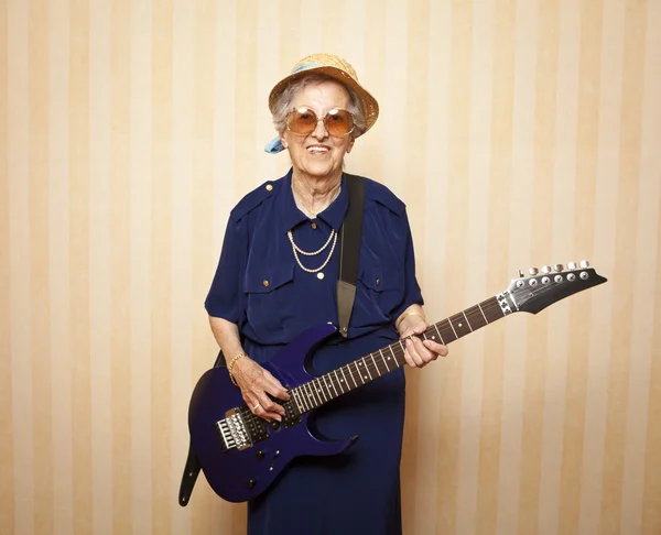 Cool signora anziana di moda con chitarra elettrica — Foto Stock
