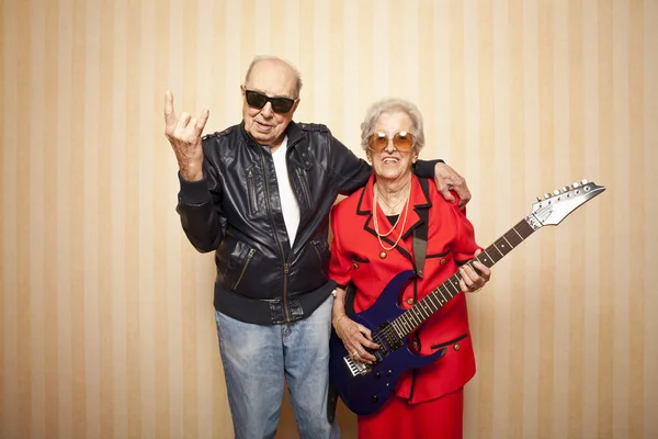 Cool pareja de ancianos de moda con guitarra eléctrica — Foto de Stock