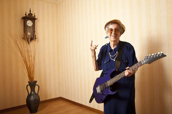 Cool fashion elder lady with electric guitar — Stock Photo, Image