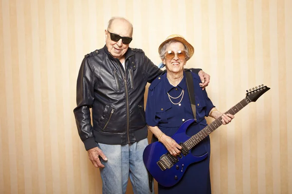 Cool fashion elder couple with electric guitar — Stock Photo, Image