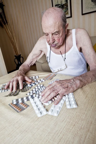 Anciano con pastillas — Foto de Stock