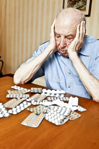 Anciano con pastillas — Foto de Stock