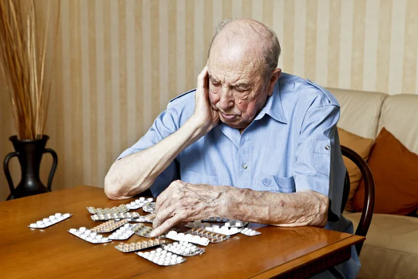 Anciano con pastillas — Foto de Stock