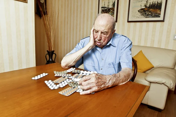 Anciano con pastillas — Foto de Stock