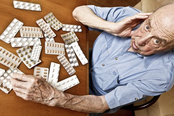 Vieil homme avec des pilules — Photo