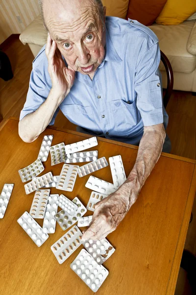 Älterer Mann mit Tabletten — Stockfoto