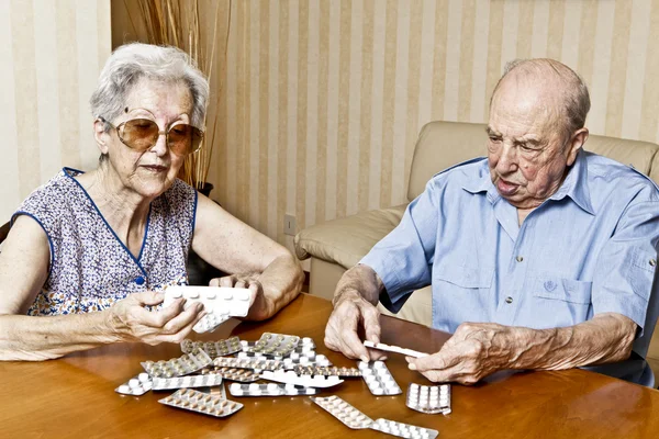 Elderly couple with pills — Stock Photo, Image