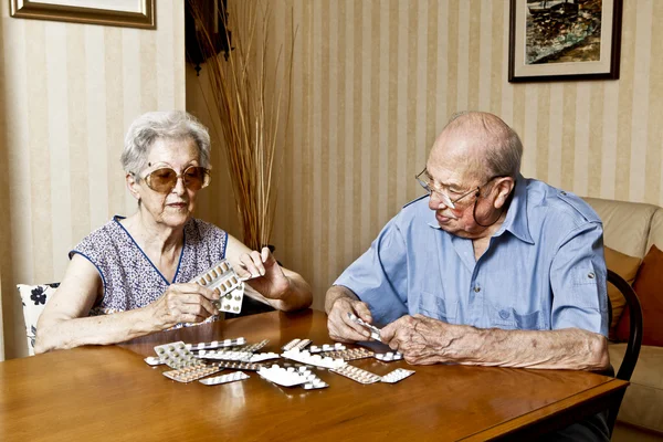 Pareja de ancianos con pastillas — Foto de Stock