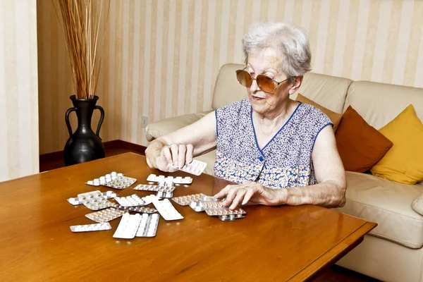 Anciana con pastillas — Foto de Stock