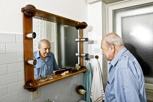 Portrait d'un aîné dans la salle de bain — Photo