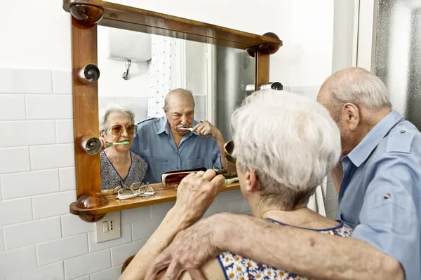 Elderly couple washing teeth — Stock Photo, Image