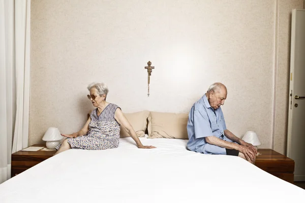 Пожилая пара в спальне — стоковое фото