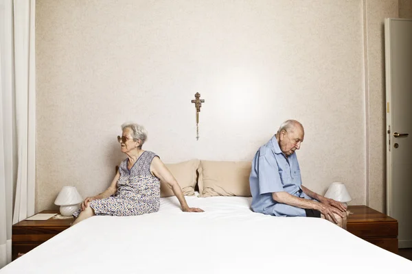 Pareja de ancianos en el dormitorio — Foto de Stock