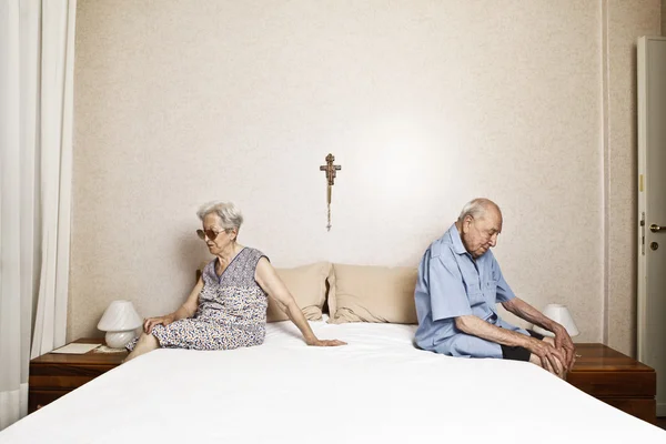 Pareja de ancianos en el dormitorio — Foto de Stock