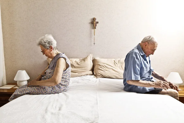 Bejaarde echtpaar in de slaapkamer — Stockfoto