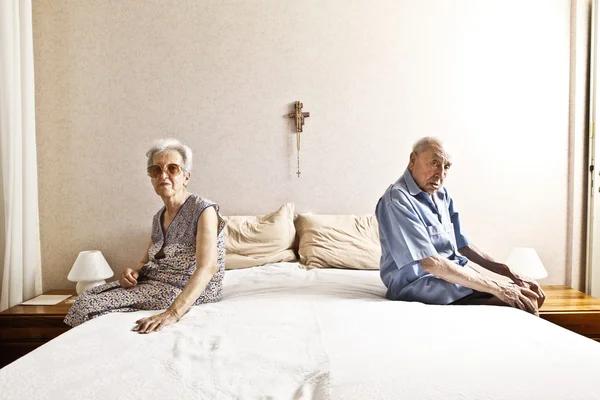 Casal de idosos no quarto — Fotografia de Stock