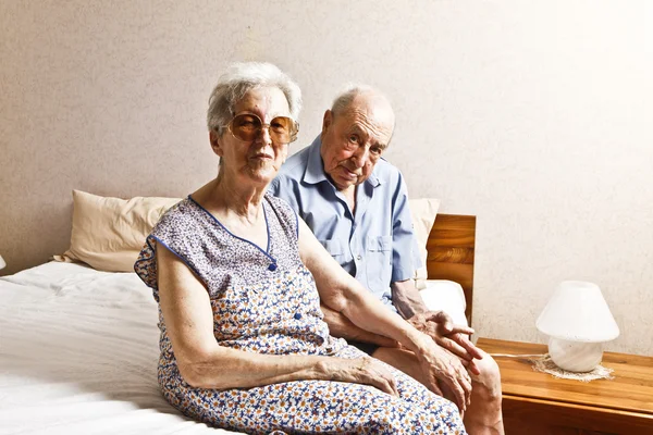 Pareja de ancianos en el dormitorio — Foto de Stock