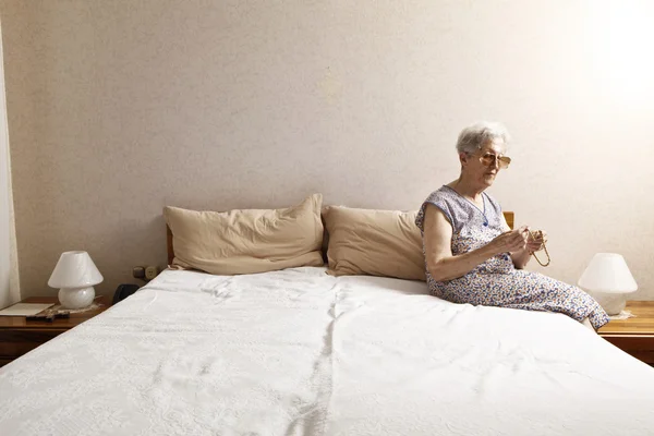 Anciana en el dormitorio — Foto de Stock