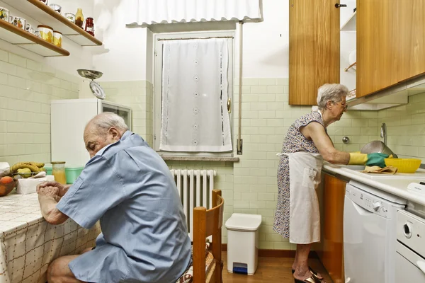 Casal de idosos na cozinha — Fotografia de Stock