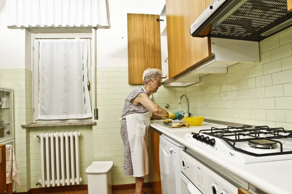 Elder lady in the kitchen — Stock Photo, Image