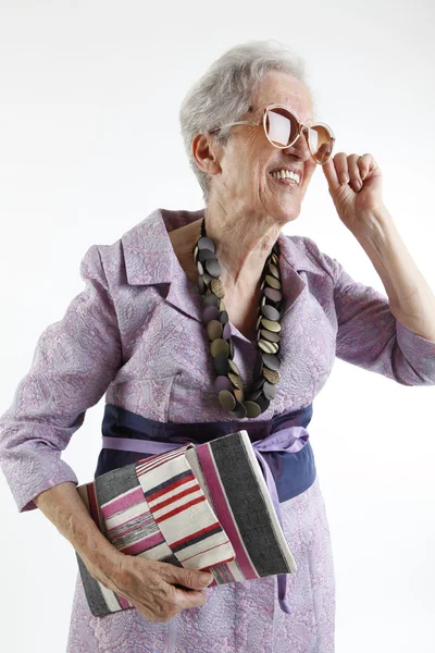 La abuela a la moda con el bolso klatch — Foto de Stock