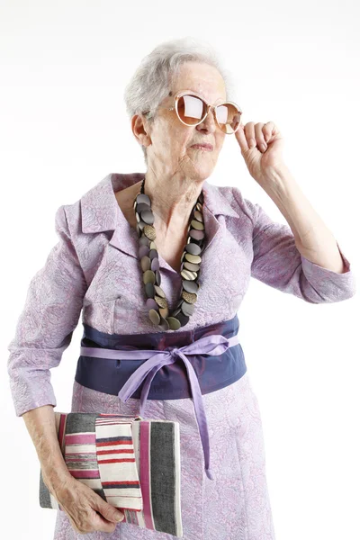 La abuela a la moda con el bolso klatch — Foto de Stock