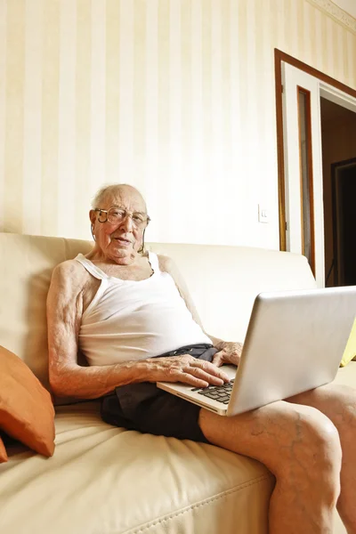 Anciano con portátil — Foto de Stock