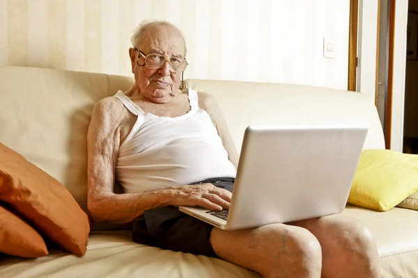 Oudere man met laptop — Stockfoto