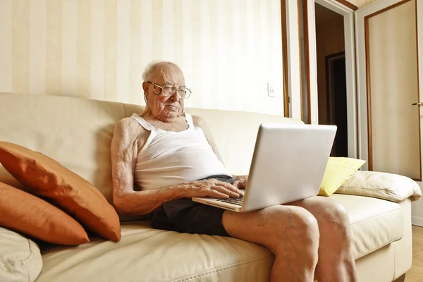 Пожилой человек с ноутбуком — стоковое фото