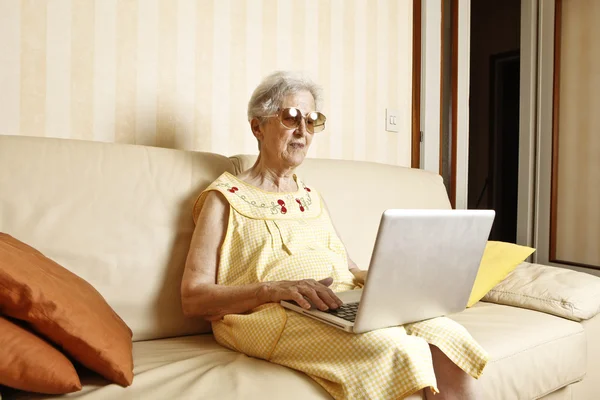 Signora anziana con computer portatile — Foto Stock