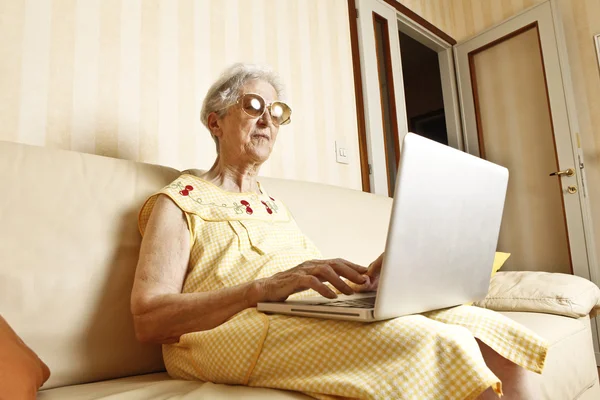 Ältere Dame mit Laptop — Stockfoto