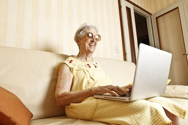 Wanita tua dengan laptop — Stok Foto
