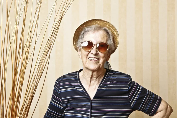 Стильная пожилая женщина — стоковое фото