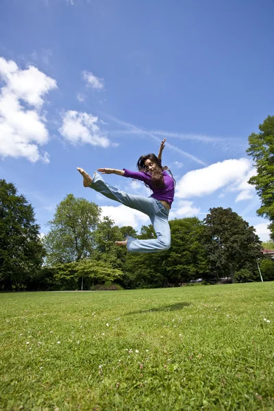 Молодая девушка танцует счастливо в парке — стоковое фото