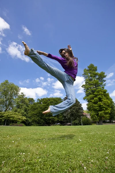 Genç Kız parkta mutlu dans