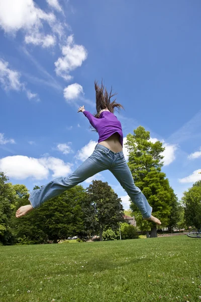 Νεαρό κορίτσι χορό ευτυχισμένος σε ένα πάρκο — Φωτογραφία Αρχείου