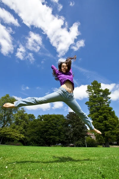 Junges Mädchen tanzt glücklich in einem Park — Stockfoto