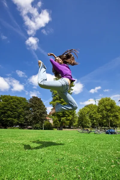 Молода дівчина танцює щаслива в парку — стокове фото