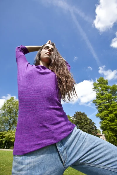 Jeune fille dansant heureux dans un parc — Photo