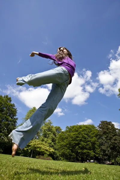 Jeune fille dansant heureux dans un parc — Photo