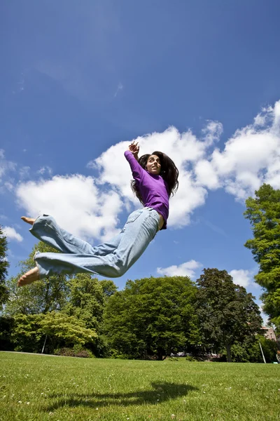 Junges Mädchen tanzt glücklich in einem Park — Stockfoto