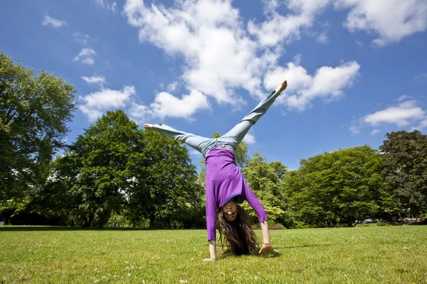 Junges Mädchen tanzt glücklich in einem Park — Stockfoto